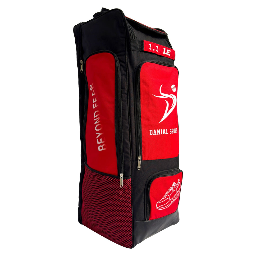 DS 1.1 LE Duffle Bag Red - shoe compartment